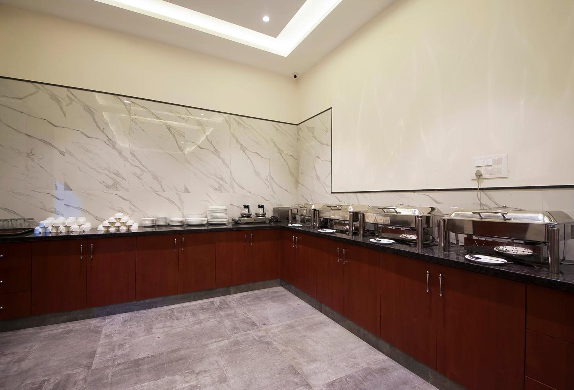 Hotel Z Suite-near Delhi Airport 4*